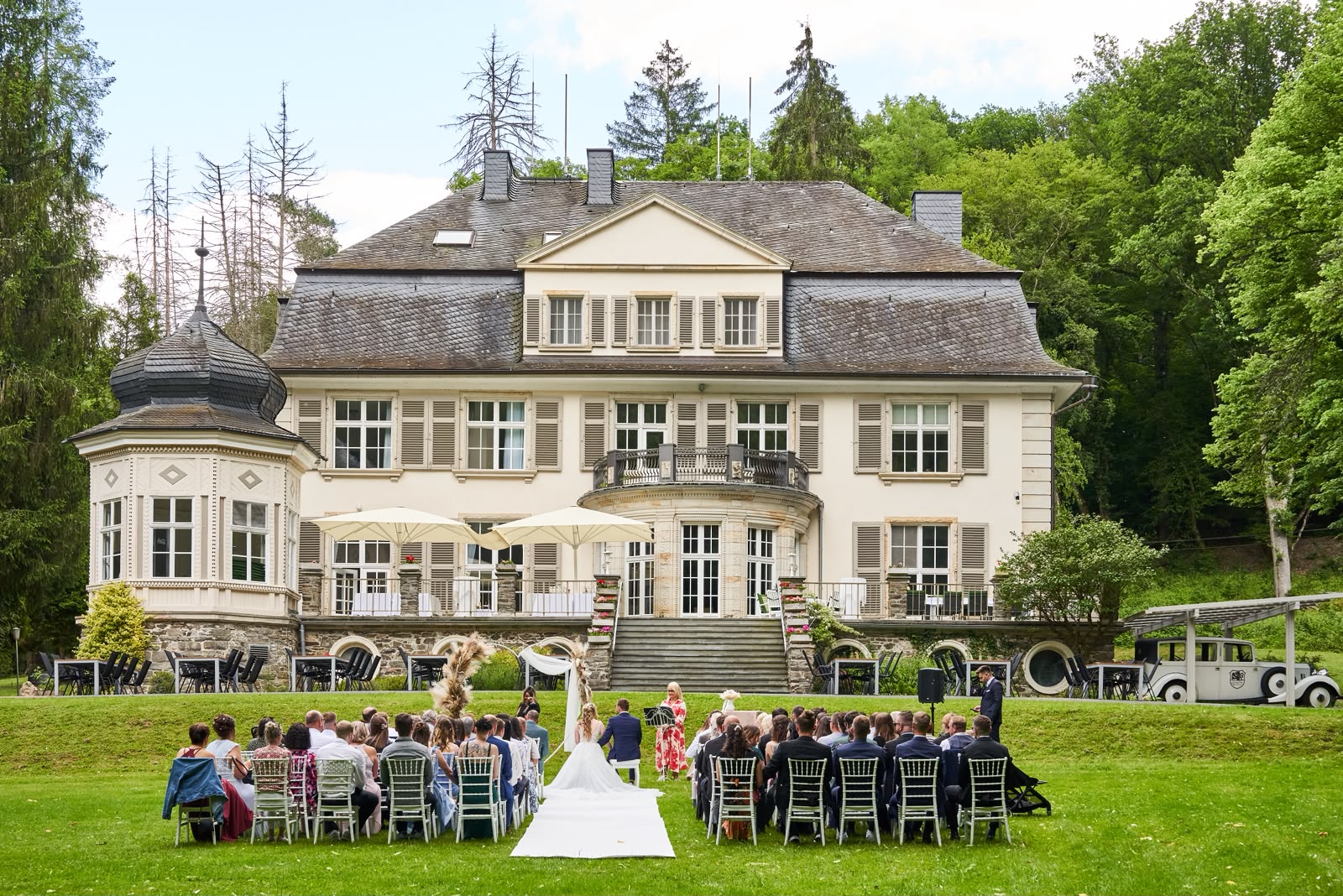 Freie Trauung vor der Villa Kammerburg