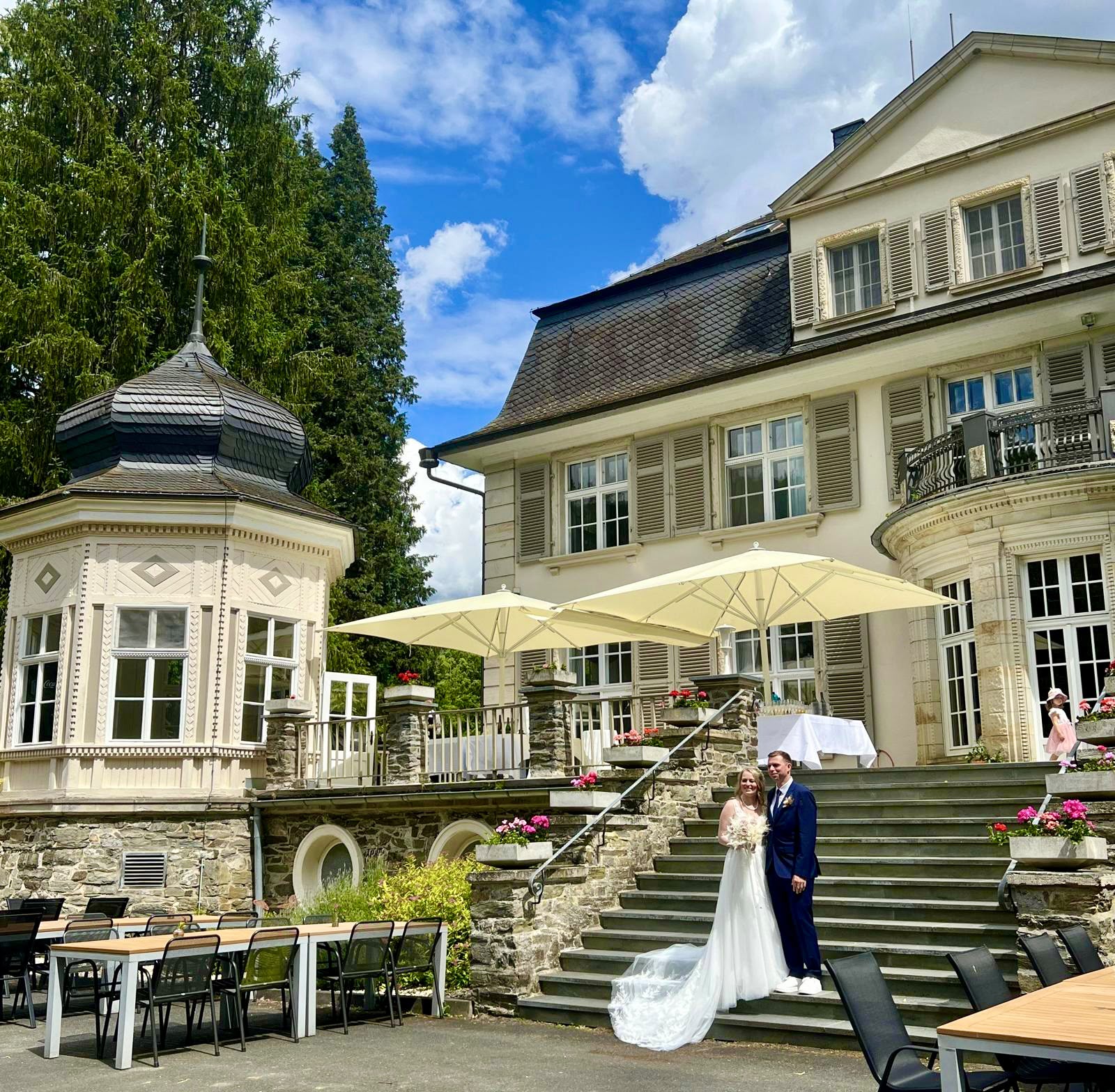 Brautpaar vor Villa Kammerburg